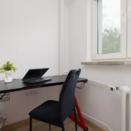Апартаменти Spacious Air-conditioned With Workspace By Renters *