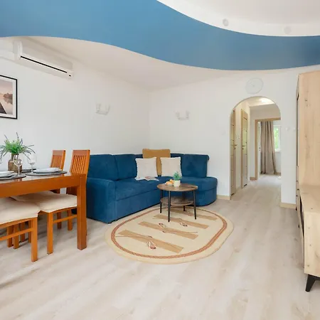 Spacious Air-conditioned With Workspace By Renters Варшава