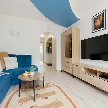 Апартаменти Spacious Air-conditioned With Workspace By Renters