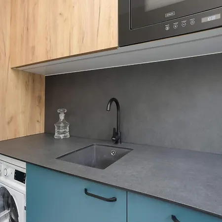 Spacious Air-conditioned With Workspace By Renters Варшава