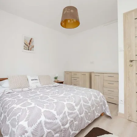 Апартаменти Spacious Air-conditioned With Workspace By Renters Варшава