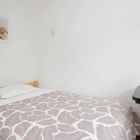 Апартаменти Spacious Air-conditioned With Workspace By Renters Варшава
