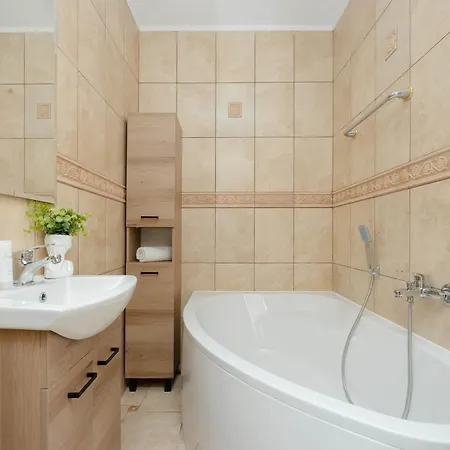 Апартаменти Spacious Air-conditioned With Workspace By Renters