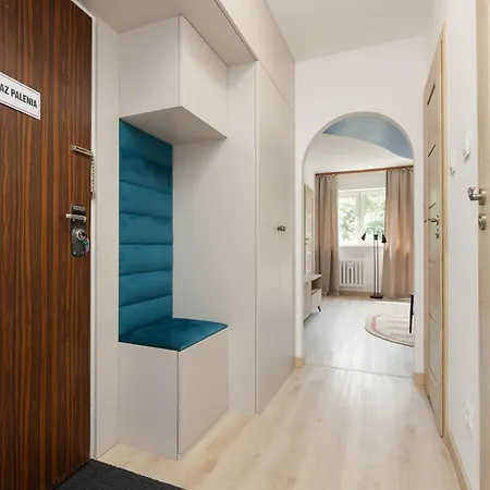 Апартаменти Spacious Air-conditioned With Workspace By Renters Варшава