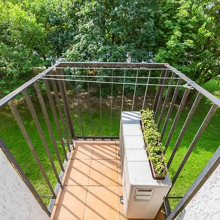 Апартаменти Spacious Air-conditioned With Workspace By Renters Варшава