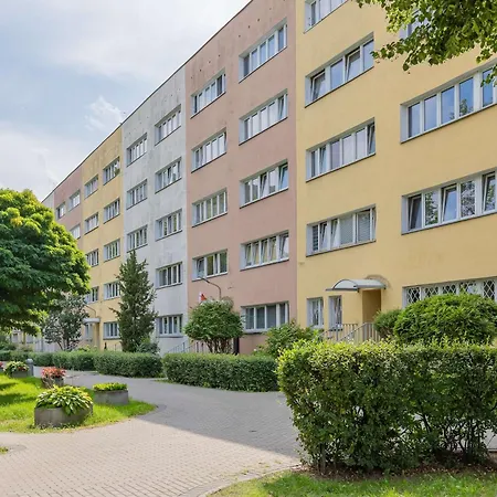 Апартаменти Spacious Air-conditioned With Workspace By Renters Варшава