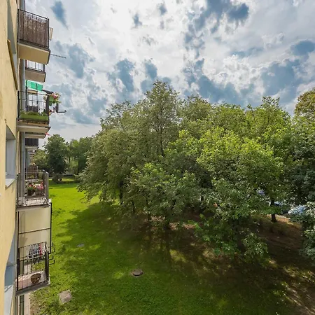 Spacious Air-conditioned With Workspace By Renters Варшава