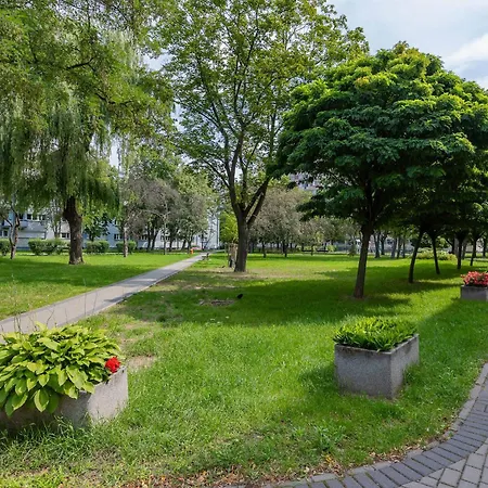 Апартаменти Spacious Air-conditioned With Workspace By Renters Варшава